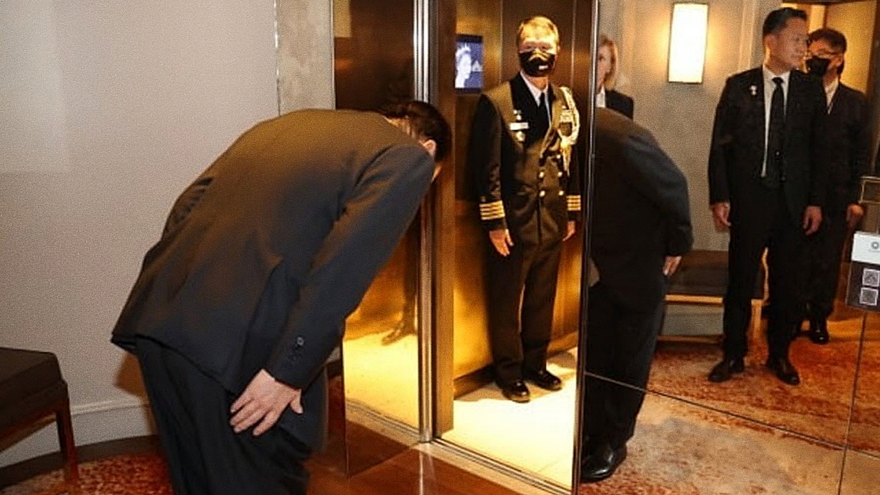尹, 엘리베이터 문 닫힐 때까지 '90도 인사'...누구길래?