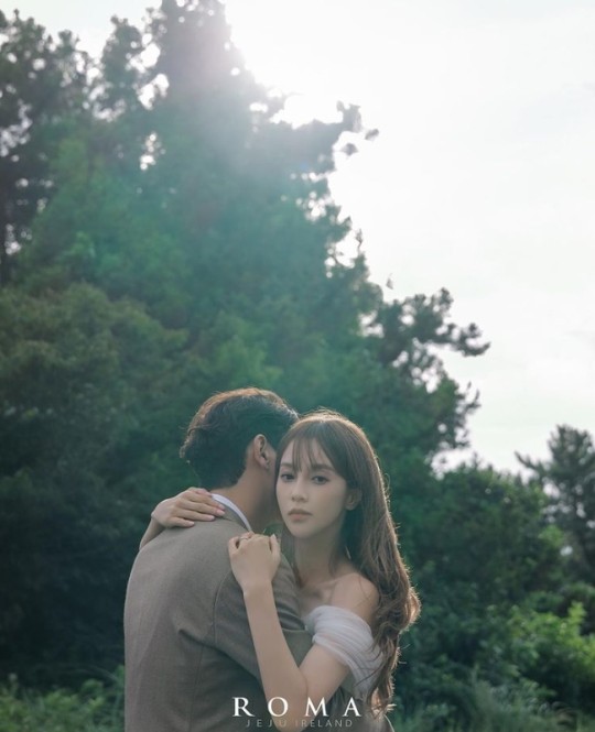 ‘10월 결혼’ 아유미, 야외 웨딩화보...영화 한 장면 같네