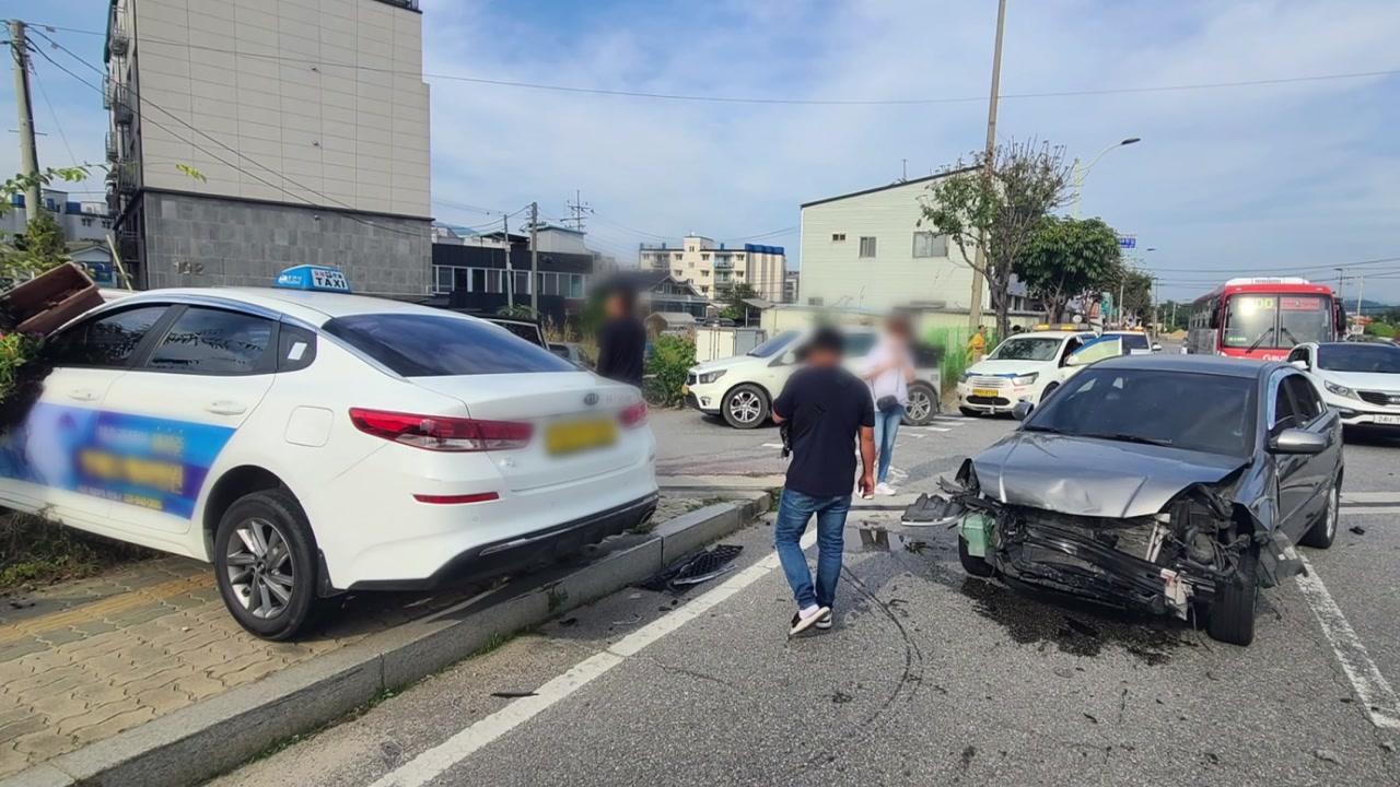 경기 포천시 삼거리에서 택시·승용차 충돌...4명 부상