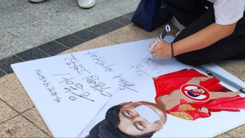 경찰, '尹 대통령 풍자 포스터' 이하 작가 소환조사