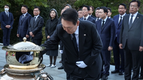 尹, '박정희 43주기' 현충원 참배...與 지도부 동행