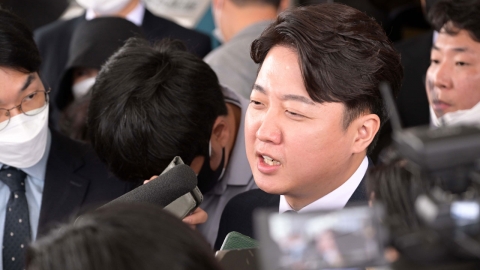 이준석, '성 상납 의혹' 고소 11개월 만에 경찰 출석