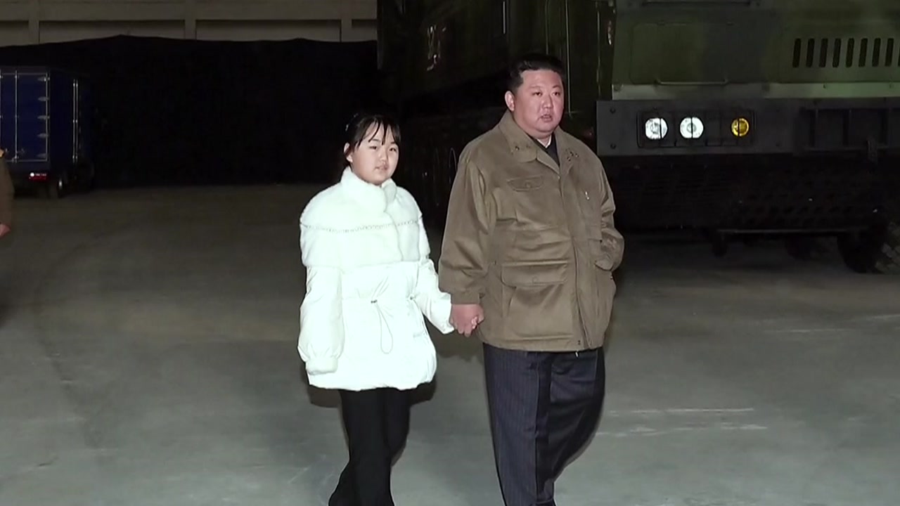 김정은, ICBM 공로자들과 기념사진...둘째 딸 또 동행