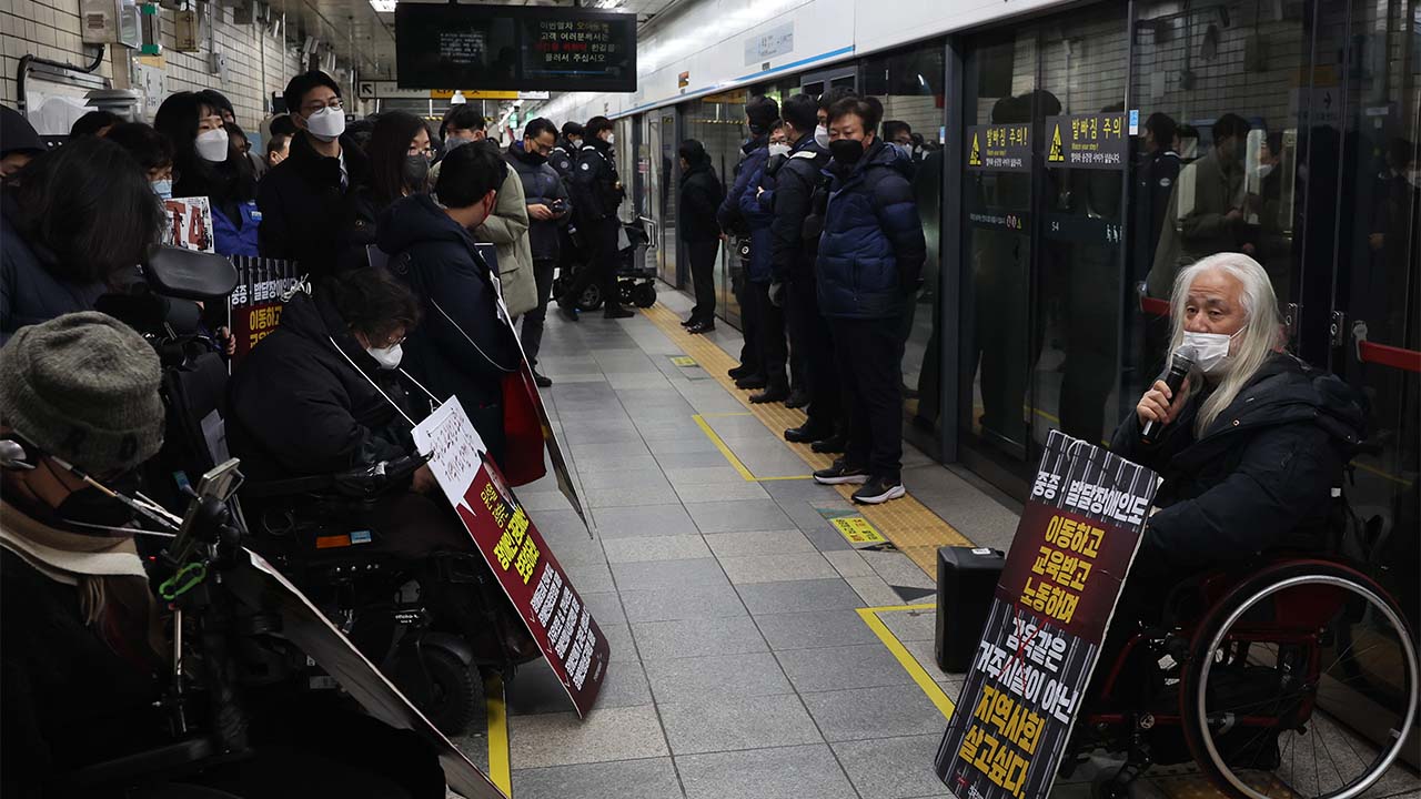 전장연 "출근길 시위 법원 2차 조정안 불수용"