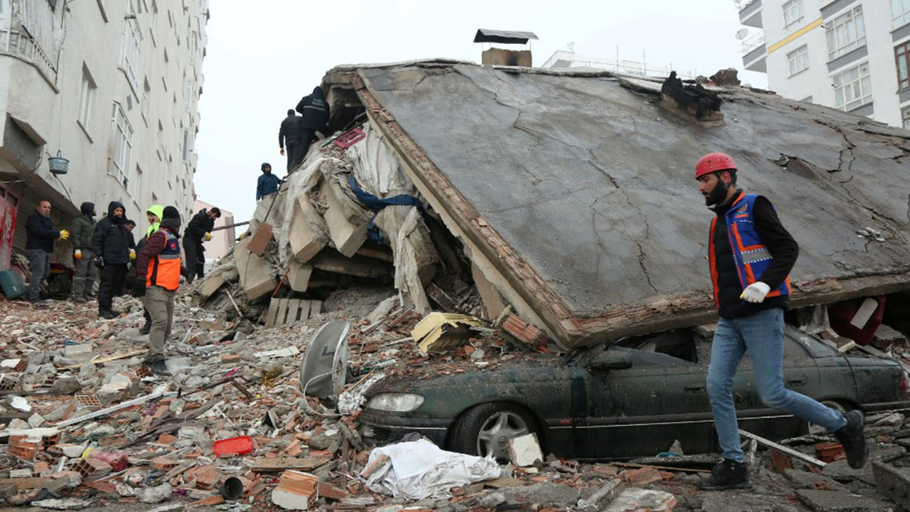 튀르키예에서 건물 5천600동 붕괴..."구조대 감당 못 할 만큼 피해 커"