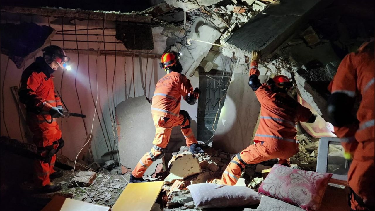 [속보] 정부 긴급 구호대 지진피해 현장서 생존자 1명 구조
