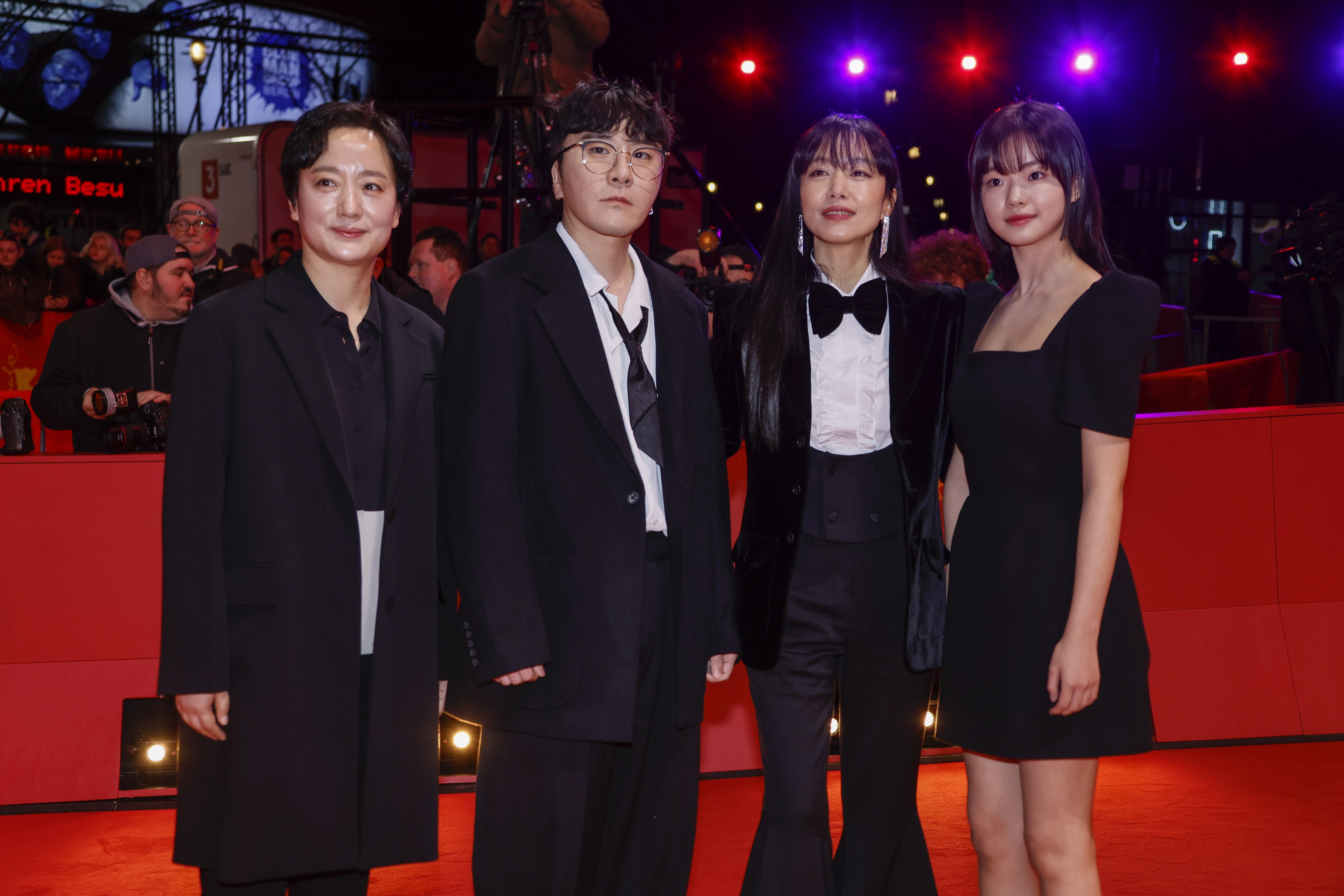 '길복순' 베를린영화제 초청…전도연, 턱시도 입고 레드카펫 등장