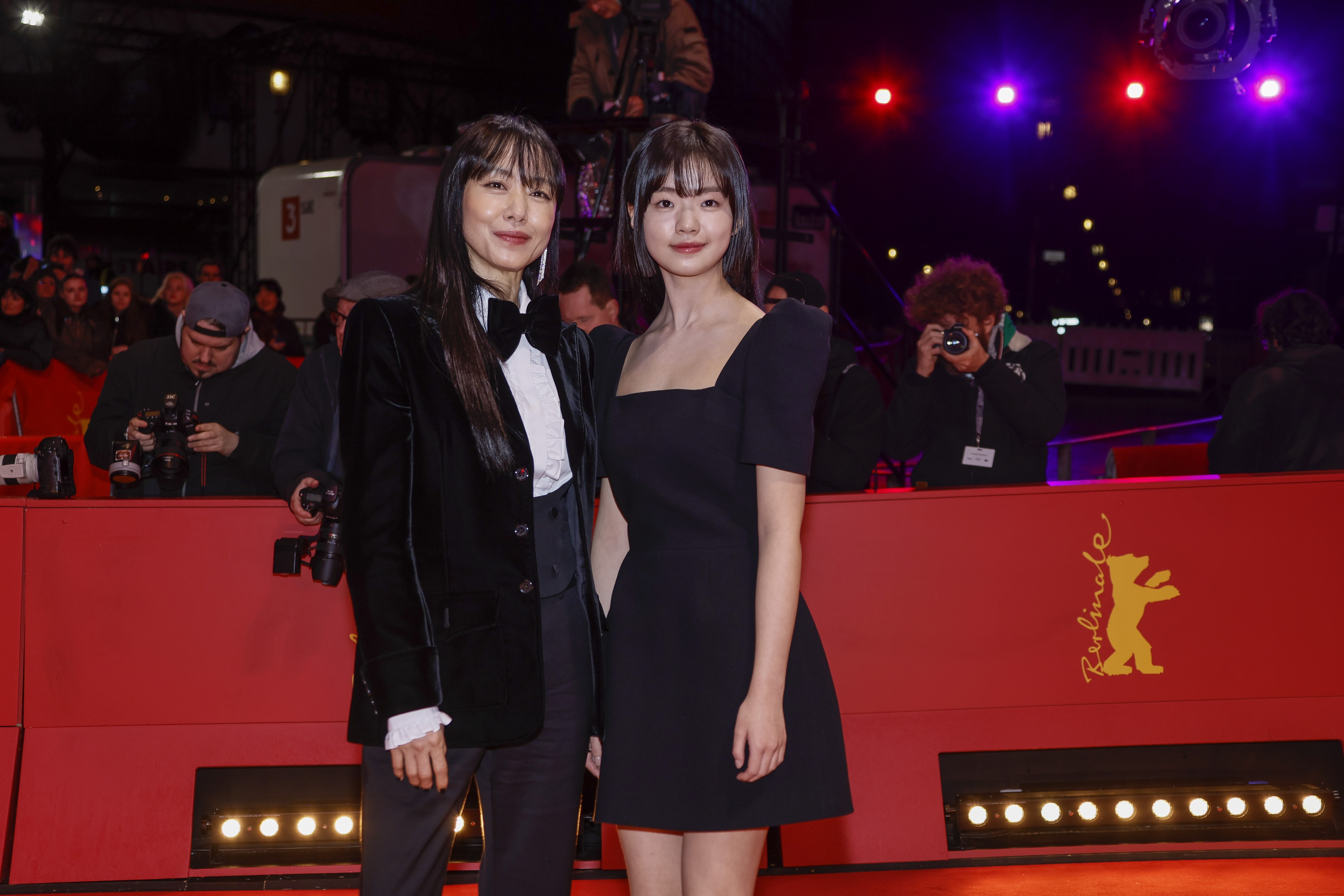 '길복순' 베를린영화제 초청…전도연, 턱시도 입고 레드카펫 등장