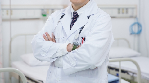 면허 위조해 30년 간 의사 행세한 60대 "혐의 인정"