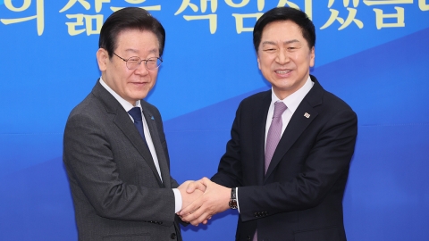  與 김기현-野 이재명 '두 손 맞잡고 악수'...취임 이후 첫 만남