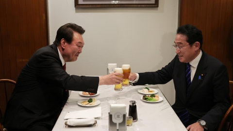 尹-기시다, 친교 만찬서 화합주..."한일관계 최고로"