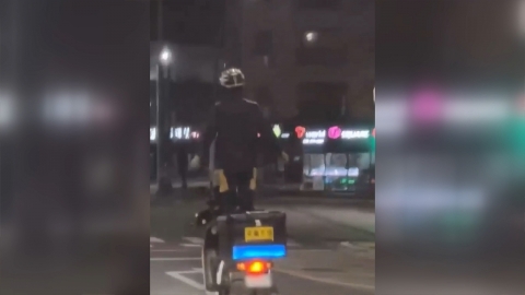 오토바이에 선 채 팔 흔들며 도로 질주…경찰 "국민신문고로 신고해 달라"