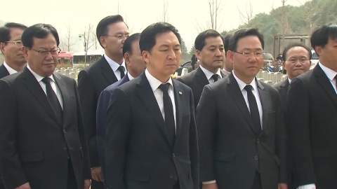 與 "文처럼 가짜 아닌 진짜 평화"…李, 내홍 속 민생 행보