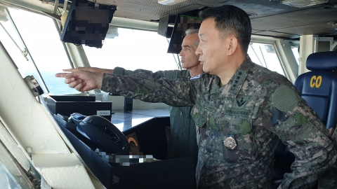 합참의장, 美항모 올라 "北 핵공격 시도는 정권 종말"