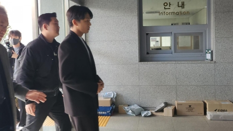 '상습 마약 투약' 배우 유아인 첫 피의자 조사…영장 신청 검토
