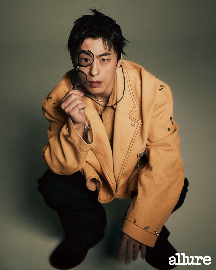 구교환, 화보 공개…개구쟁이↔차가운 눈빛 오가는 매력