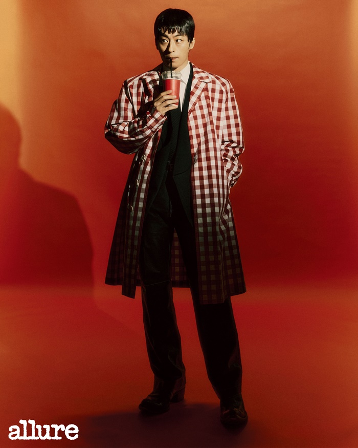 구교환, 화보 공개…개구쟁이↔차가운 눈빛 오가는 매력