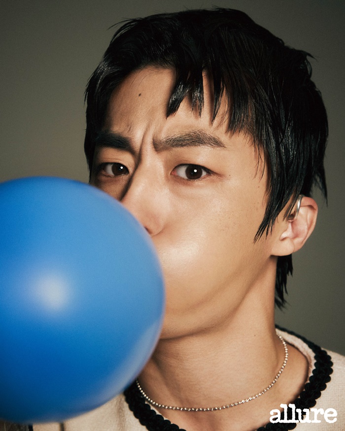 구교환, 화보 공개…개구쟁이↔차가운 눈빛 오가는 매력