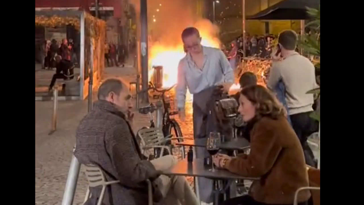 불타는 거리에서 유유히 식사 중인 파리 시민들 '화제'