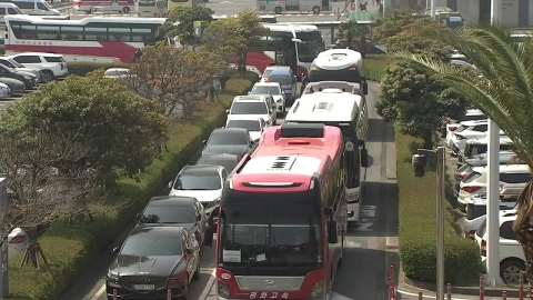 대형버스 꼬리물기…제주공항 일대 교통혼잡