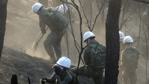 서울 인왕산 재발화 추정 화재 발생..."진화 중"