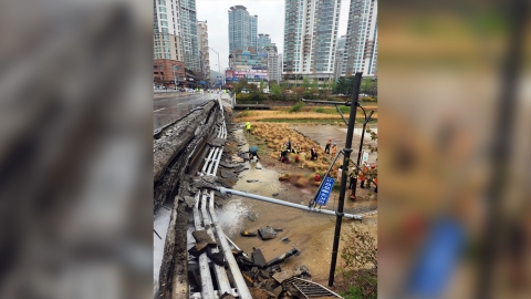  경기 성남시 정자동 교량 40m가량 붕괴...2명 다쳐