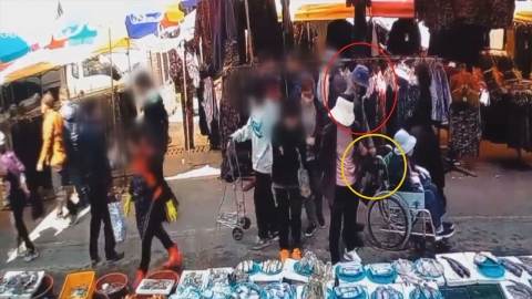 휠체어 탄 여성 뒤따라가 소매치기...경찰 추적 중