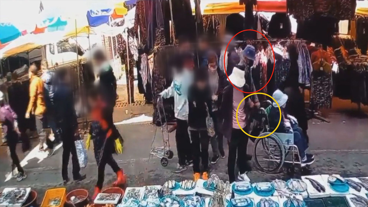 휠체어 탄 여성 뒤따라가 소매치기...경찰 추적 중