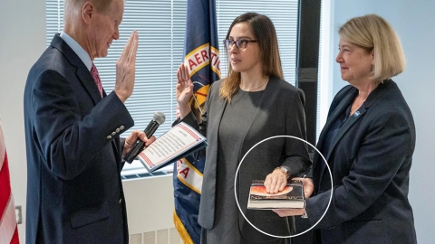 NASA  신임 임원이 취임 선서로 선택한 특별한 책