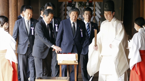 "日 의원 87명 야스쿠니 신사 집단 참배"...기시다 총리, 공물 봉납