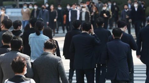 우리나라 연간 노동시간 OECD 4위...평균보다 199시간 많아