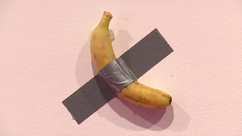 대학생이 전시 작품 속 바나나 먹어 ...미술관 "별도 조치 없다"