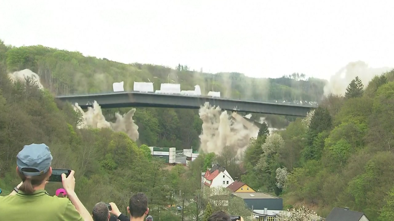 [국제]독일 453m 순식간에 '폭삭'...폭파해체공법으로 안전하게 철거 | YTN