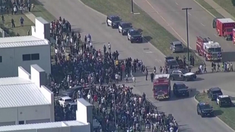 총기 난사 현장서 13명 구한 직원, 시신으로 발견