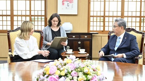 방한 젤렌스카, 박진 면담..."지뢰제거 장비 필요성 논의"