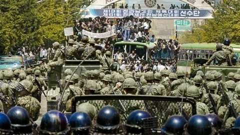 보훈처가 올린 5·18민주화운동 기념 사진이 계엄군 시점?