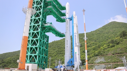  누리호, 산화제 충전 완료...기립 장치 철수 중