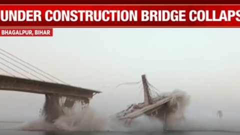 건설 중이던 인도 다리 무너져…"많은 노동자들 있었다"