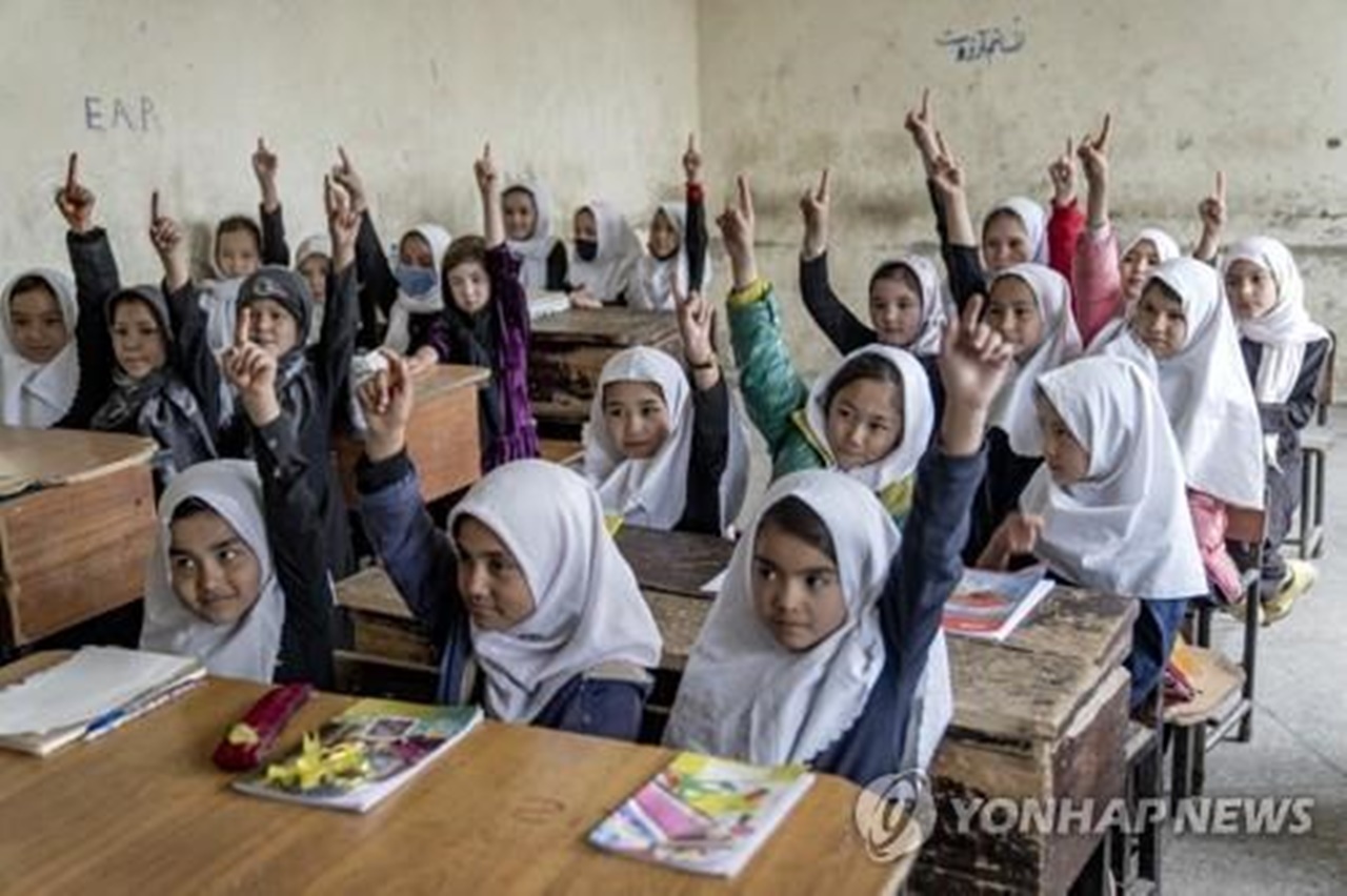 아프간 女 초등생 겨냥 독극물 테러…교직원·학부모 포함 90명 피해