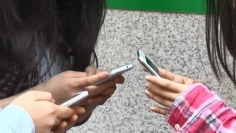 중학교 입학 전까진 스마트폰 사용 금지...아일랜드 한 도시의 실험