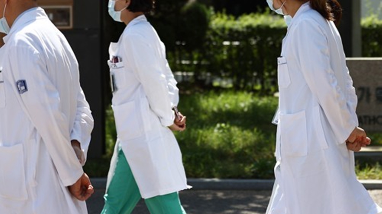 "의사 국가고시 합격률 82%"...한국인에 인기 많은 '이 나라' 의대