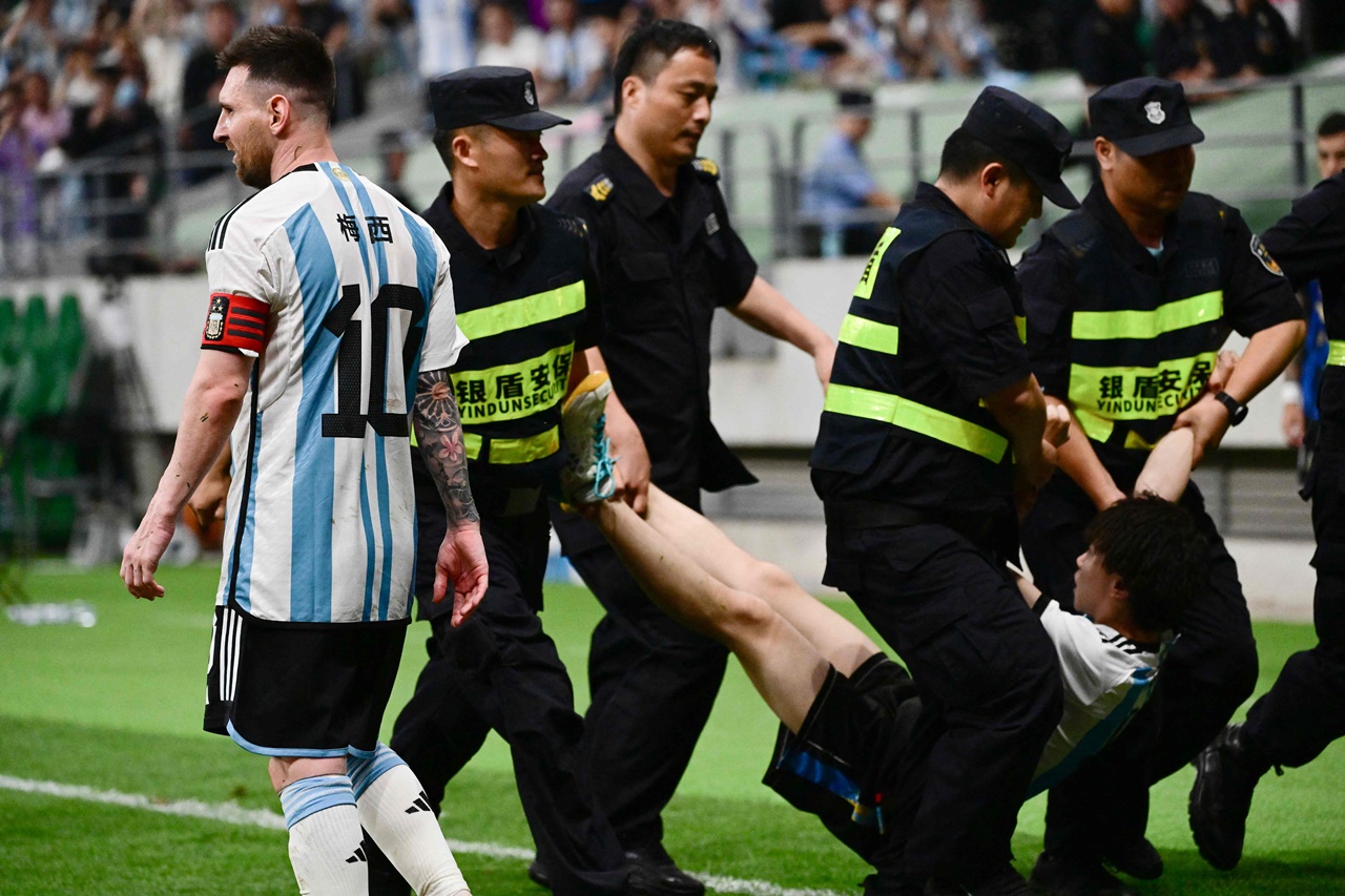 그라운드 난입해 메시 어깨동무한 中 10대 소년…질질 끌려가도 좋아