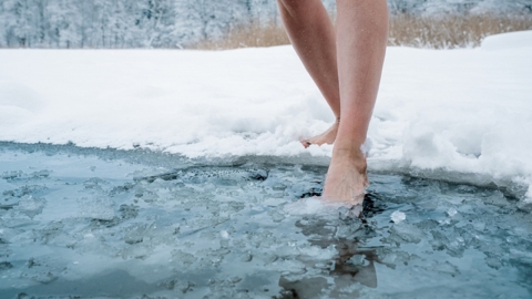 ‘얼음물에 머리까지 푹’ 美 셀럽들이 사랑한 이것…콜드 플런지가 뭘까