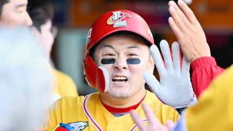 “공 돌려주세요” 부탁해도 모자랄 판에…팬 얼굴 박제한 야구 선수