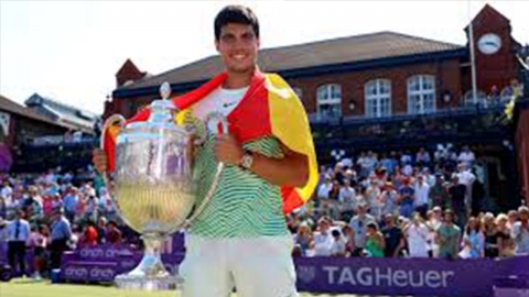 '20세 천재' 알카라스, 첫 잔디대회 우승...테니스 세계 1위 탈환