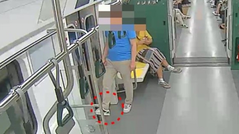 지하철 문에 6번 발 넣어 개폐 방해한 30대...운전실도 강제 침입