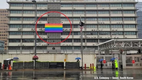 "주한미국대사관에 왜 성소수자 깃발이?" 디샌티스 주지사, 트럼프 비판