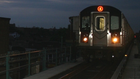 뉴욕 10대 청소년 '지하철 서핑' 사고 급증…이게 다 ‘틱톡’ 탓?