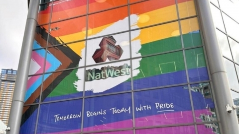 "오늘은 남자 내일은 여자"…성소수 직원에 '양면 사원증' 제공한 英기업