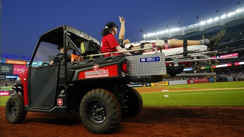 유격수 악송구에 얼굴 강타 당한 카메라맨…안와골절 부상